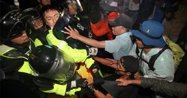 South Korean protesters clash with police over THAAD deployment