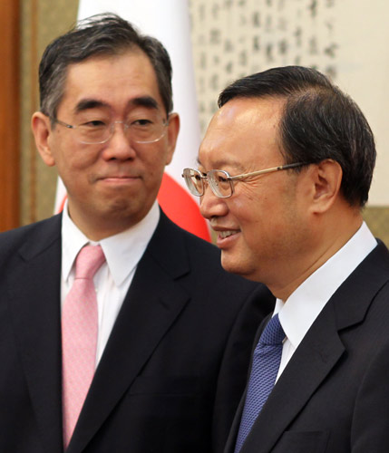 Foreign Minister Yang Jiechi (right) meets his Japanese counterpart Takeaki Matsumoto at Diaoyutai State Guesthouse in Beijing on Monday. [China Daily]