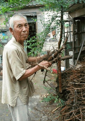 For the past 17 years, 89-year-old Liu Shenglan has donated every penny he has made to poor students all over China.