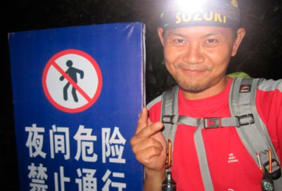 The man, with the web name Zhizhudaxia, published a series of photos on his micro-blog on August 8, recording his one night sleepover in a cave tomb.