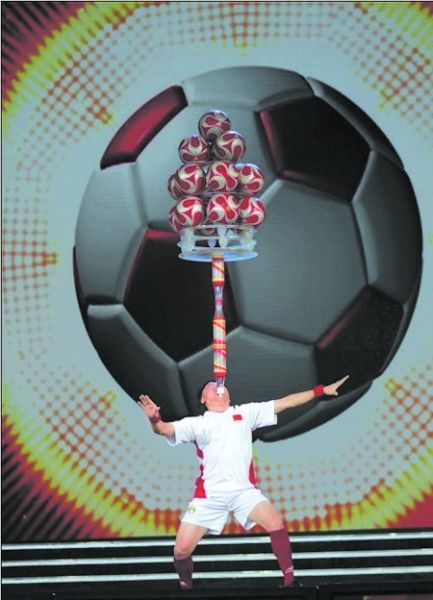 The 35-year-old Li has practiced tongue Kung Fu for more than a decade before he lifted 14 kilograms of objects, including a glass pans, beer bottles, and 16 footballs on the national TV show.