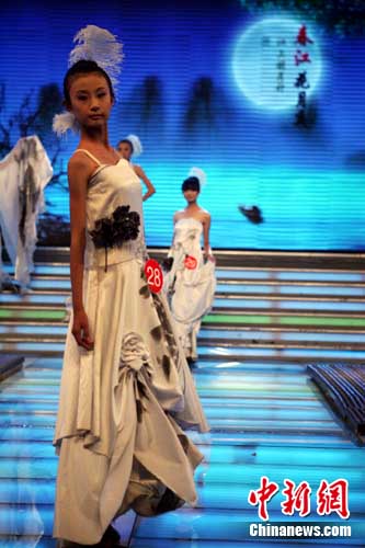 Guo Xin is participating the model contest held in Shanxi Province.