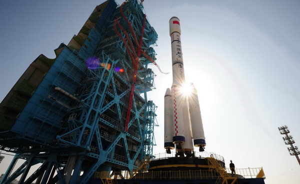 The 8.5-ton Tiangong-1 spacecraft and the Long March II-F rocket stand at the Jiuquan Satellite Launch Center on Sept 20. The spacecraft is set to blast off at an appropriate time between Tuesday and 