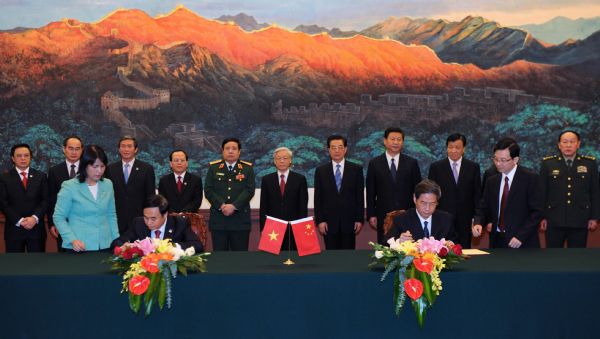 Chinese President Hu Jintao, who is also general secretary of the Central Committee of the Communist Party of China (CPC), and General Secretary of the Communist Party of Vietnam Central Committee Nguyen Phu Trong attend the signing ceremony of documents on bilateral cooperation in Beijing, capital of China, Oct. 11, 2011. (Xinhua/Zhang Duo)