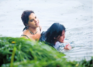 At the sight of the drowning person in West Lake, the American tourist quickly dove into the water to perform the rescure.