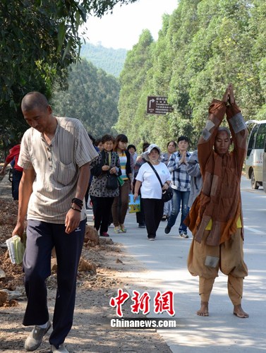 Tongci used a three-step-one-kowtow ritual to express his heart to the Buddha.