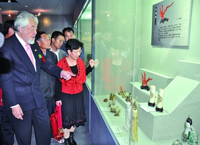 Shan Sheng briefs visitors about the treasures on display.