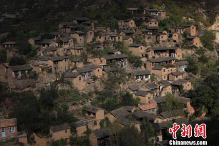 The Da Pin village was built up with stones and yellow mud. 