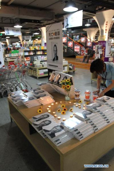 A staff member arranges the promotion platform for the authorized biography titled Steve Jobs at a book store in Shanghai, east China, Oct. 24, 2011. (Xinhua/Fang Zhe)