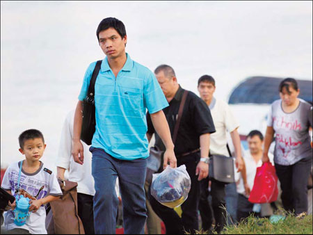 Relatives of the 13 Chinese crew who were murdered on two cargo ships on the Mekong River on Oct 5 arrive on Nov 6 in Thailand's Chiang Rai, where their deceased family members are to be cremated. [Ch