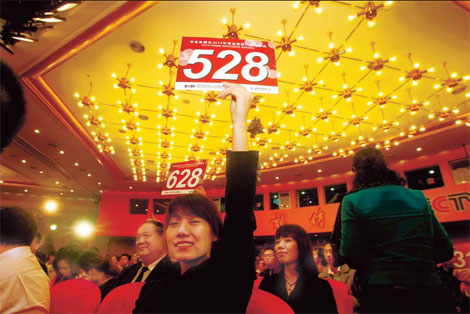 CCTV's auction of 2012 prime-time advertising slots starts in Beijing on Tuesday. The TV station drew bids totaling 14.26 billion yuan ($2.25 billion), up 12.54 percent from last year. [Photo/China Daily]