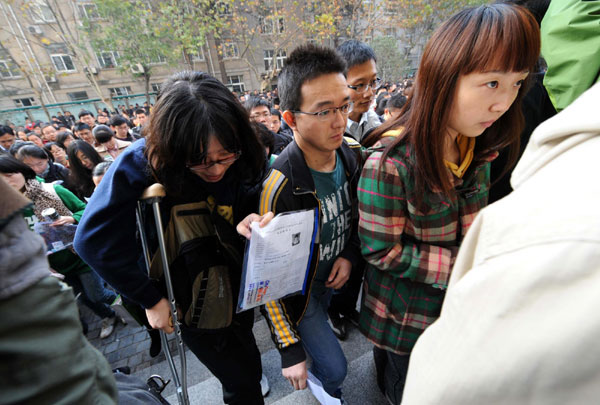 Candidates for the national civil service exam enter a test center in Nanjing, Nov 27, 2011. [Photo/Xinhua]