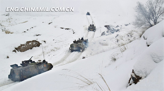 The armored regiment conducts training in snowy Tianshan Mountains. (Photo by Liu Yong)