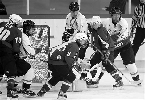 The Harbin men's ice hockey team (in white) plays Hong Kong at the 12th National Winter Games on Jan 6. Harbin won 17-0. Shi Jiamin for China Daily.