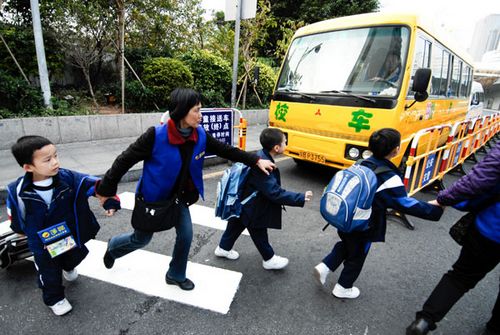 Pupils of a primary school prepare to take a school bus in Shenzhen, on Jan 4. 