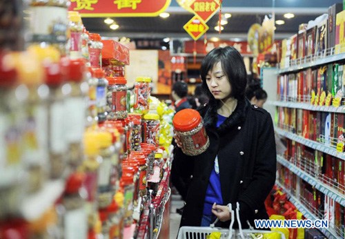 A customer chooses leisure food in a supermarket in Yinchuan, capital of northwest China's Ningxia Hui Autonomous Region, on Jan. 2, 2012.  (Xinhua/Peng Zhaozhi)