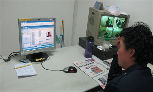 A police officer runs a check on a beggars personal information from a database. [Photo: Chen Xiaoru/GT]