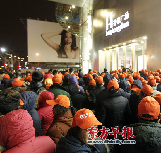 The group of five hundred people had come from Jiangsu province expressly with the aim of purchasing the iPhone 4S for a local mobile phone store. 