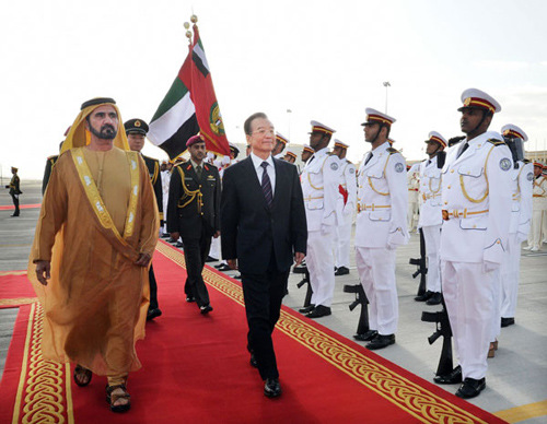 Sheikh Mohammed bin Rashid Al Maktoum, vice-president and prime minister of the United Arab Emirates and ruler of Dubai, welcomes Premier Wen Jiabao at Abu Dhabi airport on Monday. Li Tao / Xinhua 