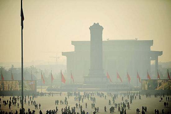 Fog harms Beijing air on Jan. 10 2012. The city begins publishing hourly air quality data last week. [Xinhua] 