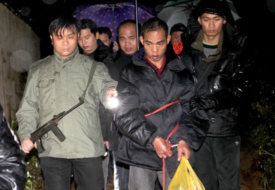 A man surnamed Huang (middle), suspected in a series of robberies, was captured in Pingxiang, the Guangxi Zhuang autonomous region on Sunday.(Photo: China Daily)