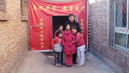 Yan Zhaoshi and his students at the Yanjing Little Swan Primary School (Wu Peng)