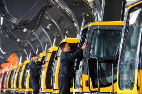 Workers conduct the final test of a vehicle at the plant of Chongqing Kinbull Construction Machinery Co., Ltd. in Chongqing. [Photo: CFP]