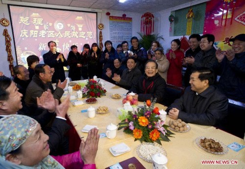 Chinese Premier Wen Jiabao (2nd R) makes dumplings together with villager Meng Guangxian's family members during lunch time in Huanxian County of Qingyang City in northwest China's Gansu Province, on 