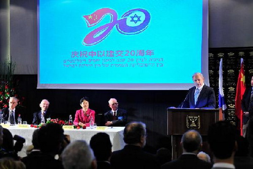 Israli Prime Minister Benjamin Netanyahu (R) speaks at a reception celebrating the 20th anniversary of the establishment of diplomatic ties between China and Israel in Tel Aviv on Jan. 24, 2012. (Xinhua/Yin Dongxun) 