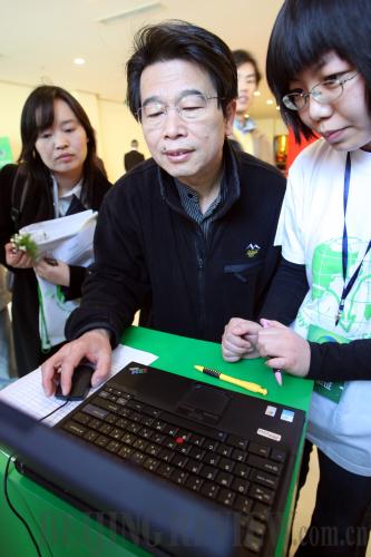 Du Shaozhong (center), Deputy Director of the Beijing Municipal Environmental Protection Bureau, is the first government spokesman in Beijing to communicate with the public with a micro-blog [Photo/CF