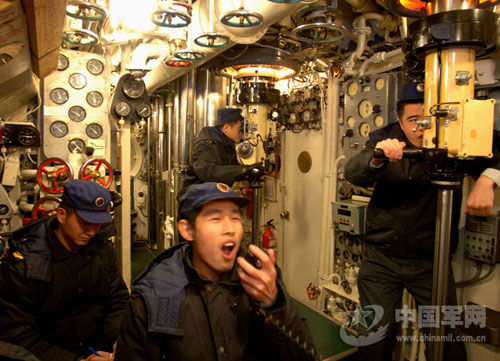 The picture shows that a submarine flotilla of the North China Sea Fleet under the Navy of the Chinese Peoples Liberation Army (PLA) is carrying out emergency diving training.