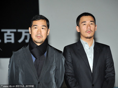 Zhang Mo (R) and his father Zhang Guoli attend a press conference in Beijing, Oct 19, 2011. [Photo/CFP]