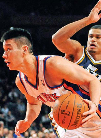 The New York Knicks' Jeremy Lin (17) drives past Utah's Earl Watson (11) during the second half of their game on Monday in New York. Lin scored 28 points during the Knicks' 99-88 win. [Photo/Agencies]