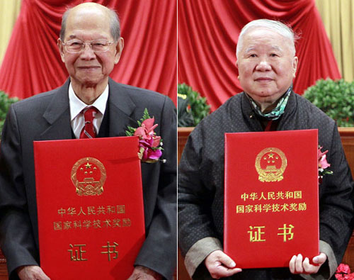 Physicist Xie Jialin (left) and architect Wu Liangyong (right) were each awarded the State Top Scientific and Technological Award by President Hu Jintao at a ceremony held in the Great Hall of the People in Beijing on Tuesday. Ju Peng / Xinhua, and Cui Meng / China Daily 