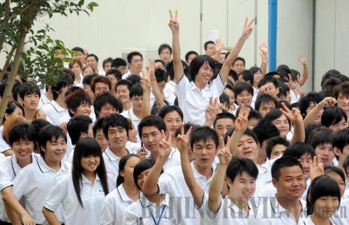 A good job: the first group of employees from Henan Province celebrate the opportunity to work for Foxconn's factory in the provincial capital. For many young workers, working for Apple suppliers is not a bad job.