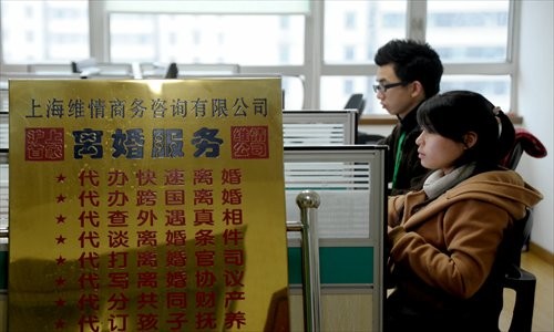 Local marriage counselors offer online counseling services to married couples yesterday on Valentine's Day. [Photo: CFP]