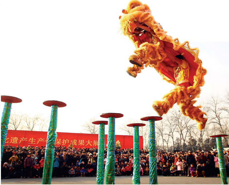 Two lion dancers from the Huang Feihong Lion Dance Troupe perform at Exhibition of Achievements on the Productive Protection of China's Intangible Cultural Heritage. Photos by Zou Hong / China Daily