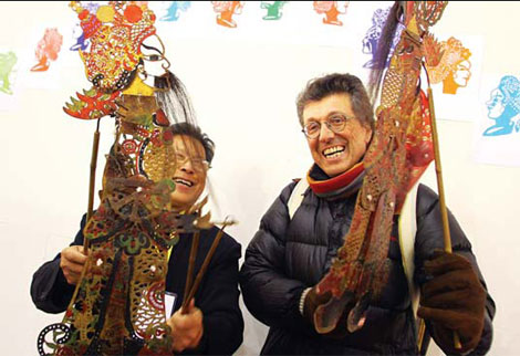 Spanish visitor Sangit Prats learns shadow puppetary with Liu Nianhua, an intangible heritage inheritor.