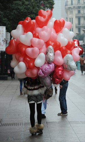 Many people celebrate Valentine's Day with their romantic partners. [Photo: CFP]