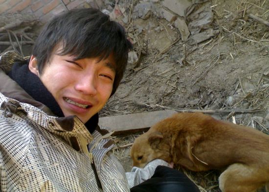 Beijing resident Chen Yiyang cannot control his tears of joy when he meets his long-lost pet dog Benben at a roadside in the city on Feb 6. (Photo: China Daily)