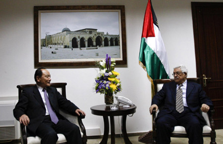 China's Middle East envoy Wu Sike (L) meets Palestinian President Mahmoud Abbas in the West Bank city of Ramallah February 20, 2012. [Photo/Agencies]