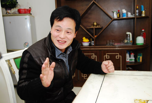 Liu Bing, a villager in Xinxian county, Central China's Henan province, recalls his overseas working experience. After he returned from South Korea, Liu built a three-storey villa in the county and started a company. [Photo/China Daily] 