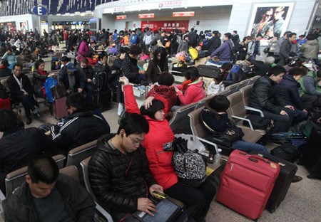 Stranded passengers wait at the Pudong International Airport in Shanghai on Wednesday. Nearly 800 flights at the airport have been delayed or canceled due to the foggy weather starting Monday morning. Liu Xin / for China Daily