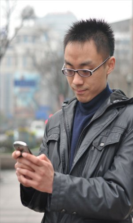 Wu Wei inputs text messages using the Shanghai Dialect Input Method. [Photo: Cai Xianmin/GT]