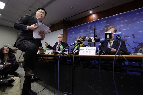 Du Jianguo, a protester claiming to be an independent economist and demonstrating against the World Bank's China 2030 Report, delivers a speech to the media during a news conference by World Bank's President Robert Zoellick at its Beijing office February 28, 2012. [Photo: 163.com] 