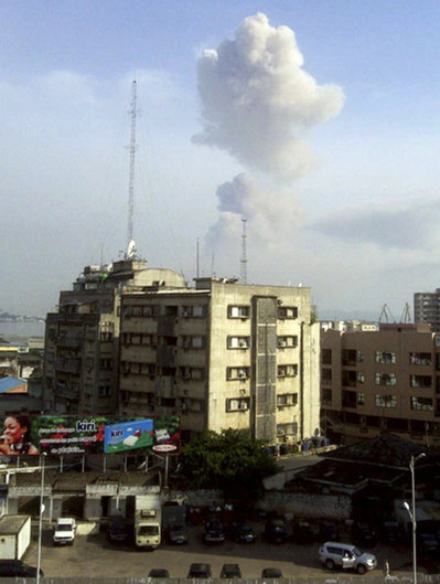 A plume of smoke rises from across the river in neighbouring Republic of Congo's capital Brazzaville, as seen above the skyline of Democratic Republic of Congo's capital Kinshasa March 4, 2012. Around 200 people were killed on Sunday when an arms dump exploded in Brazzaville, capital of the Congo Republic, a senior official in the presidency said, citing hospital sources. [Photo/Agencies]