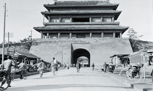 <p style=text-align: center;><strong>Dongzhimen (1368-1965)</strong></p>  <p>Bricks and wood were all gathered here before being dispatched to the rest of the city. Some even made brick kilns outside the gate for convenience. Apart from transporting these materials for construction, Dongzhimen was also one of the busiest gates. From restaurants to groceries, businessmen opened their stores along the roads near the gate.</p>