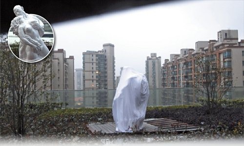 A controversial sculpture is covered by cloth on the rooftop garden of Jumeirah Himalayas Hotel Shanghai Tuesday. Photo: GT.