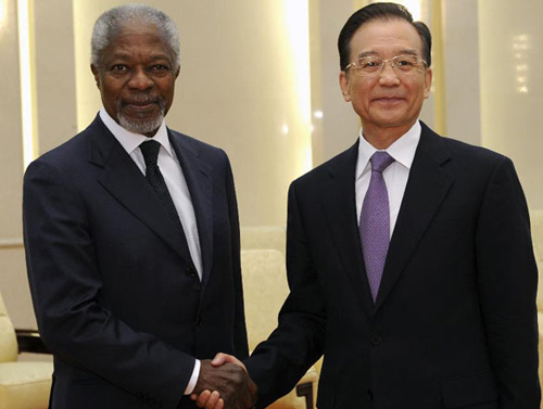  Chinese Premier Wen Jiabao (R) shakes hands with Kofi Annan, the UN-Arab League envoy to Syria, in Beijing, capital of China, March 27, 2012. (Xinhua/Rao Aimin) 