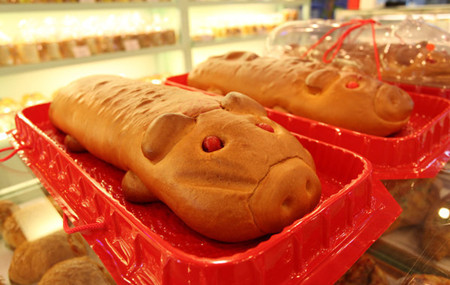 Piglet-shaped bread in Guangzhou, Guangdong province, March 28, 2012. [Photo / CFP]